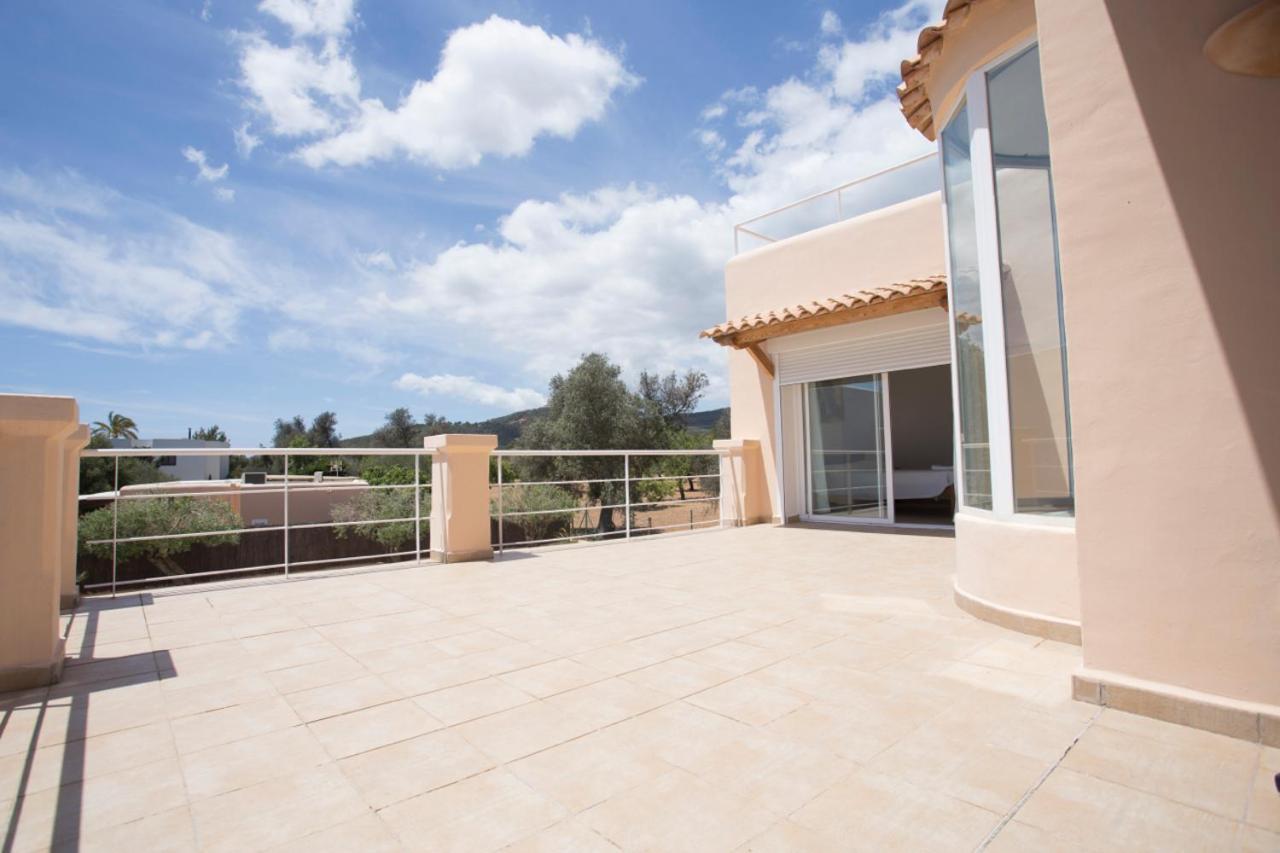 Villa Tom Is Near To Playa Den Bossa Sant Jordi de ses Salines Exterior photo