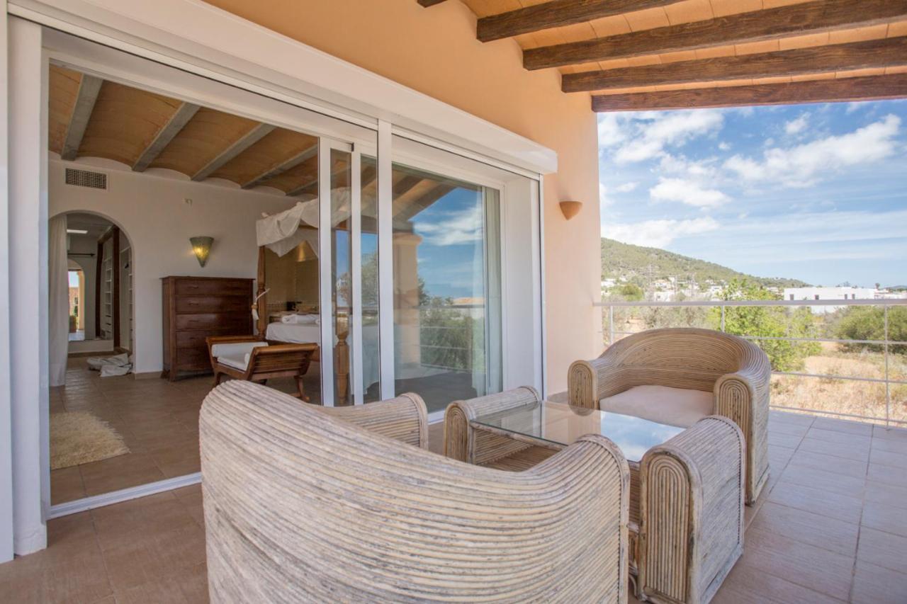 Villa Tom Is Near To Playa Den Bossa Sant Jordi de ses Salines Exterior photo
